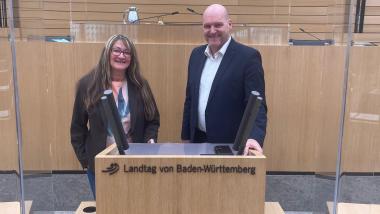 Im Plenarsaal des Landtags mit der neuen Mitarbeiterin von Stephen Brauer im Wahlkreisbüro in, Frau Sonja Vates