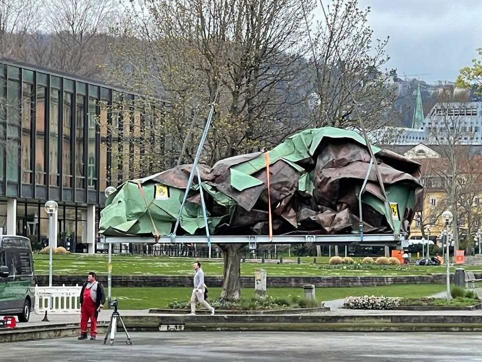 Ein Trümmerhaufen des Dachs der Staatsoper in Stuttgart