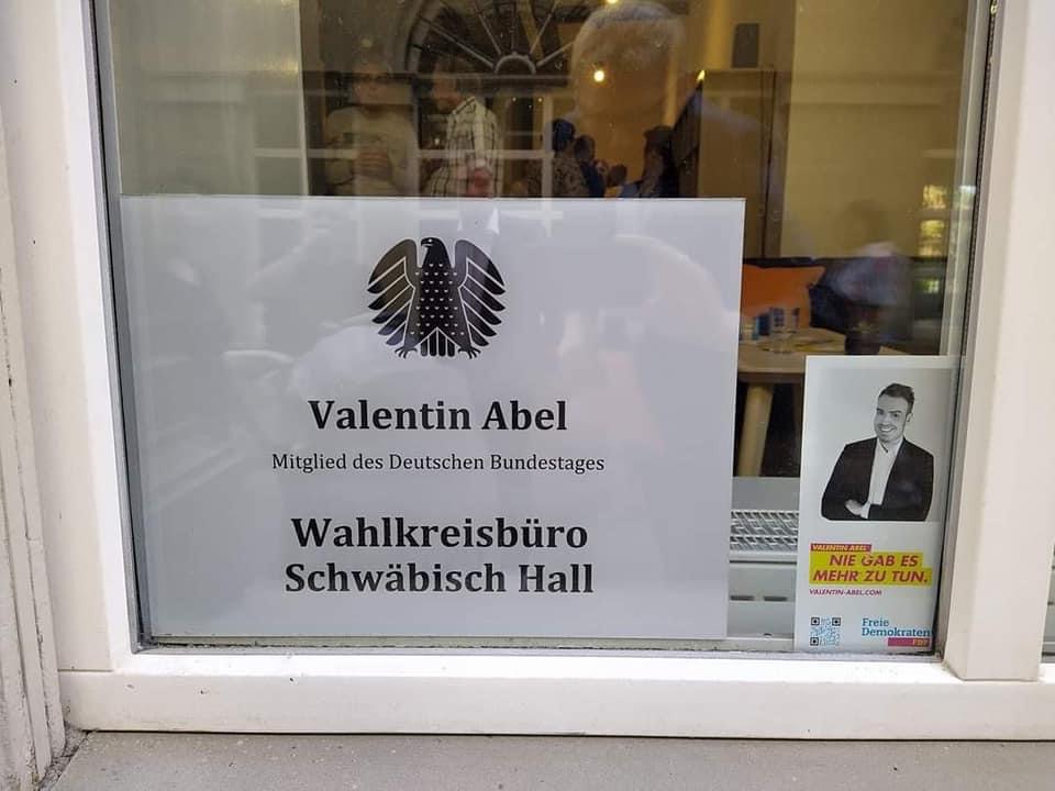Schaufenster des Büros 