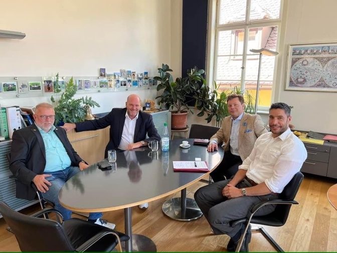 FDP-Kreisrat Jürgen Vossler,  MdL Stephen Brauer, FDP-Kreisvorsitzender Benjamin Denzer und der Weikersheimer Bgm. Nick Schuppert.